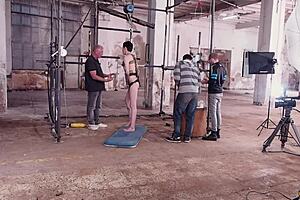 年轻的18+同性恋Casper Ellis在BDSM束缚中被舔肛和猛插