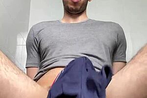 Играя си с дупето докато избухна като фонтан