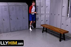 Hej, novi mladi geju, spreman za grubu predaju u svlačionici? Nabijan od gladnog nasilnika!