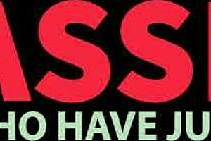 Hei blond twink, cât de adânc bagi dildo-ul ăla în cur?