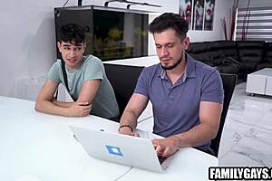 Pieprzony mocno bez prezerwatywy przez mojego gejowskiego wujka w dzikiej sesji. Jego szorstkie pchnięcia dominują mnie całkowicie.