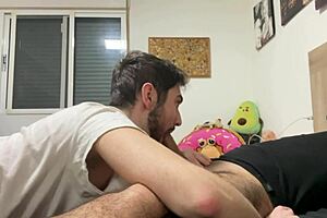 Ehi, ho invitato il mio amico etero a succhiarmelo e finire nella sua bocca