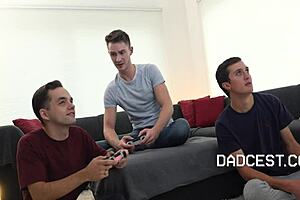 آباء غير شقيقين يتجمعون لنيك أبنائهم غير الشقيقين بقوة