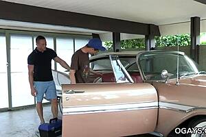 Starý a mladý gay pár DOMINUJE v hardcore anál akci