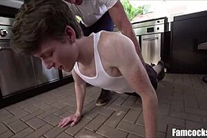 和继父健身转为激烈打屁股环节。