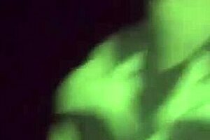 Mladí twinci tvrdě šukáni, zatímco cucají frat koule v dormu