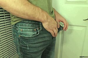 Silný nevlastný brat pohltí mladíkovi chuj pred večerou