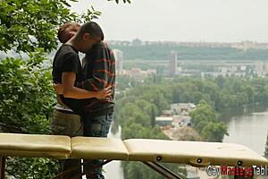 Ik vind het geweldig hoe deze roodharige twink's lul wordt gezogen tijdens massage.