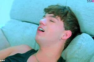 أزور صديقي في غرفته وألعب ألعاب فاحشة معه