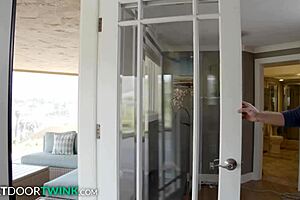 Nextdoortwink - 18+ Teens bieten Spaziergang-Service mit unerwarteten rauen Extras