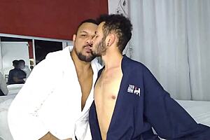 novinho等她离开，溜进继父房间渴望鸡巴