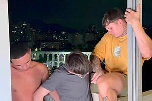 Nerd sofre sob dois paus enormes e leva banho de porra