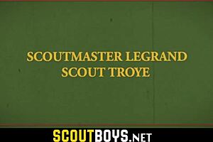 Твинк момче получава без презерватив чукане от огромен скаут майстор