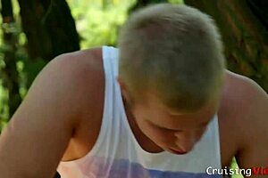 Masseur baraqué encule à cru le cul du twink avec charge de sperme