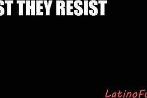 Из бездомного в постель: Горячая латиноская сделка с голым трахом за аренду в Европе