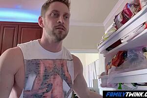 家庭双胞胎迫不及待今早和继兄一起做饭