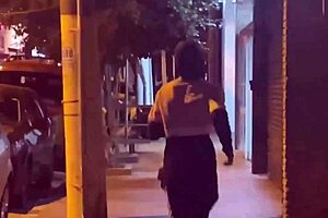 Новиньо с огромным членом жестко трахает на автобусной остановке в публичном уличном сексе!