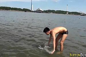 Ces twinks asiatiques sucent comme si c'était la fin du monde