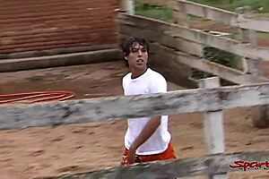 可爱晒黑小鲜肉在马厩被兽医操屁股