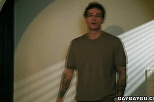 Ryan工作时，跨种族运动员行动的小细节浮现。那鸡巴玩法突出。