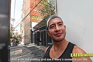 Уау, сладък латино твинк Алам Ерера съблазнен от Вик Джоуз в метрото!