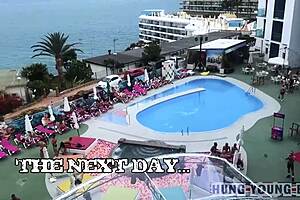 Obrovští Mladí Kluci Se Střídají V Jebání Roztomilého Blond Twinka S Masivními Tyčemi Pro Zábavu