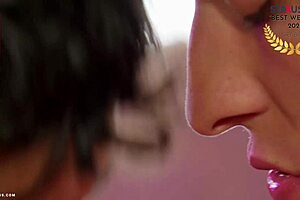 Extrem heiße Öl-Massage-Szene entfacht Verlangen