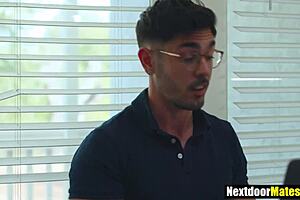 Vau, vroči gejevski pisatelj prebode prijateljevemu mlademu pastorku globoko!