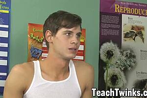 트윙크 제이든 엘리스와 스테펜 반이 야간 교실에서 항문 방