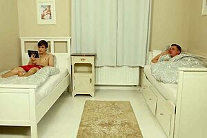 Ilman kondomia twinkki polvillaan kovan teini-parin kanssa suihinottoon