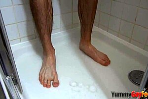 嘿，想看小鲜肉在热辣脚上撸管射精吗？