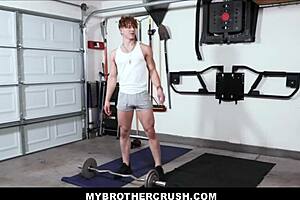 وااو، شاب أخوه غير شقيقي فيليكس فوكس ينيك بقوة في جلسة التمرين!