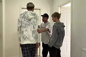 Парни с монстр хуями втроем трахают тугую жопу студента. Часть 1 разогревается!