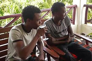 Twinks Africains Se Déchaînent À La Plage Avec Du Sucer Sans Capote ! Action De Bite Crue Sous Le Soleil Éblouit !