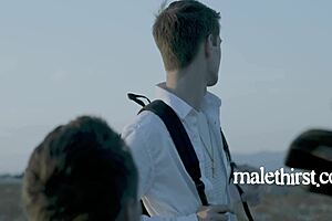 よし、クリスチャンのツインクがついにクローゼットから出てきてトレバー・ハリスとピアース・パリスと