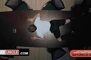 Fant, poglej to parodijo na odpoved z freeuse mladeniškim seksom na delu!