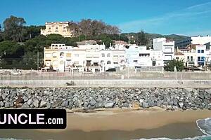 可爱小鲜肉盯着教练，被操紧致屁股。硬鸡巴在健身房深插。