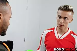 Gay chlapec cucá černému trenérovi jeho velký černý kocour, aby se dostal do týmu